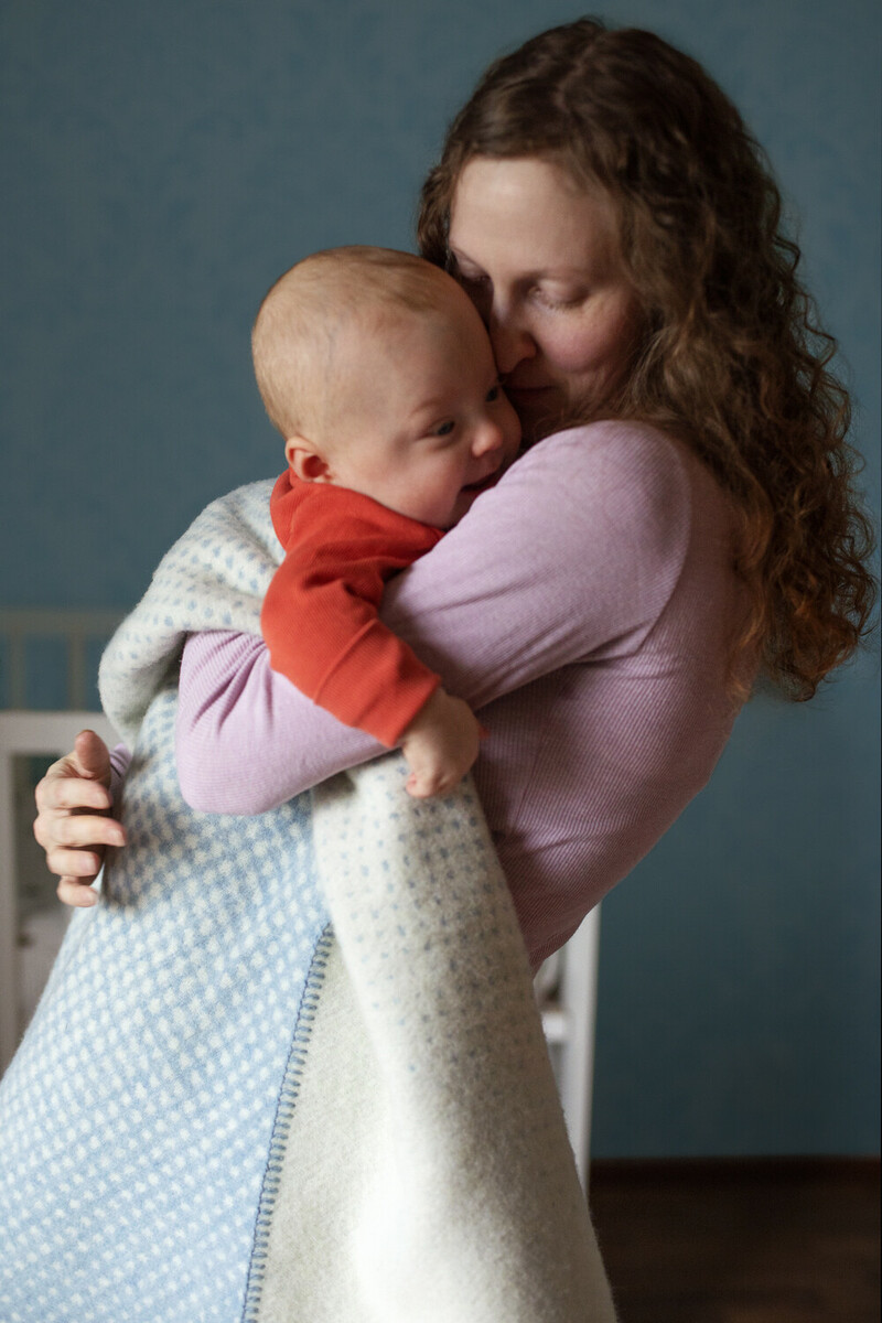 Äiti ja lapsi Lapuankankureiden juhannus